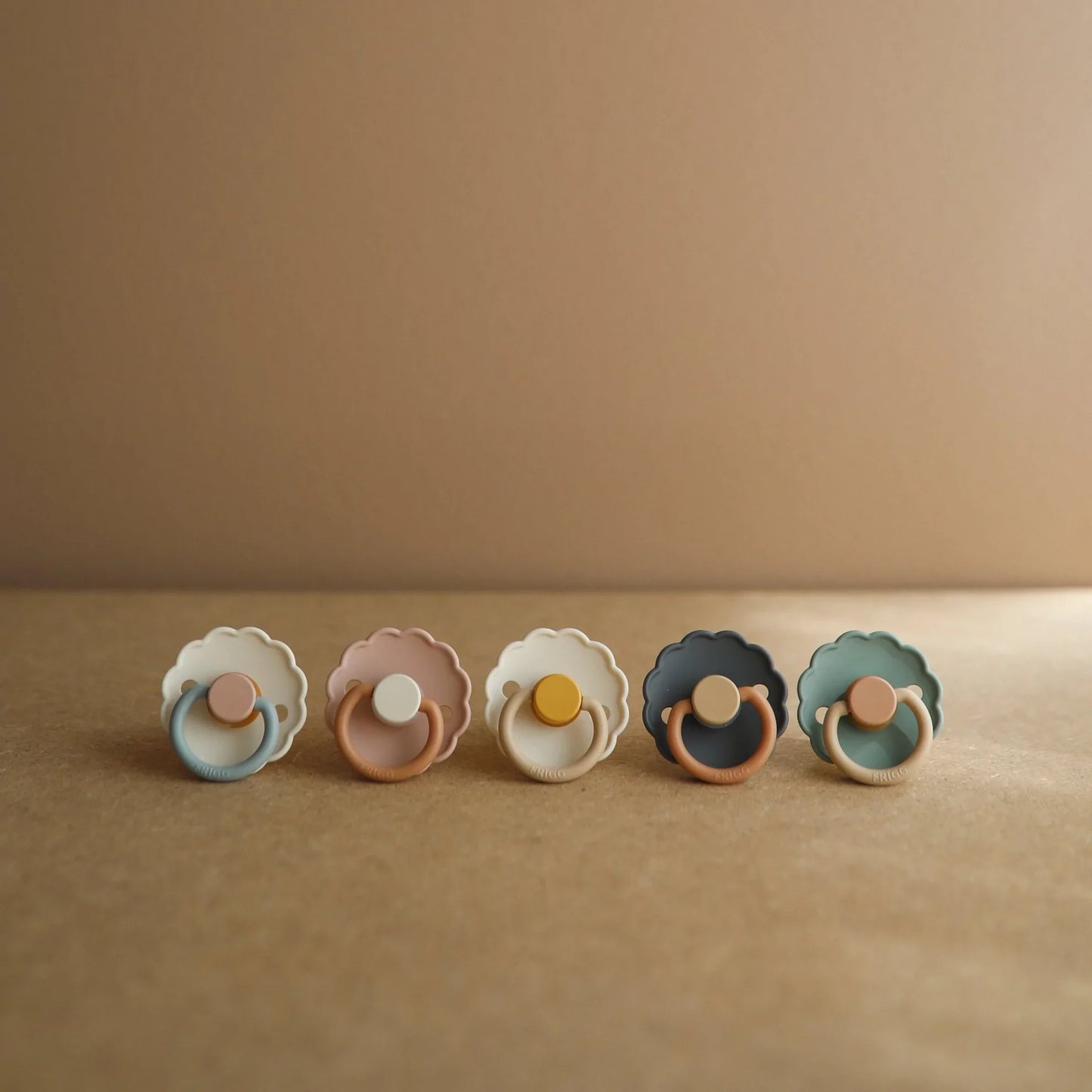 FRIGG デイジー 天然ゴムおしゃぶり Desert 0-6ヶ月