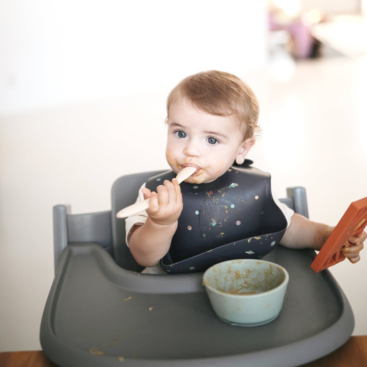 人気 ベビー ママ パパ 乳児 便利 ブランド おすすめ 北欧【mushie Japan公式】ムシエ お食事エプロン シリコン 保育園 シリコンビブ シリコンスタイ スタイ 防水 ベビー エプロン 赤ちゃん 離乳食 食洗機 出産祝い 男の子 女の子 誕生日 プレゼント 北欧 おしゃれ Silicone Bib くすみ 食べこぼし 可愛い おしゃれ 子供 ベビー ご飯 ビブ ネイビー 宇宙 プラネット 土星 月