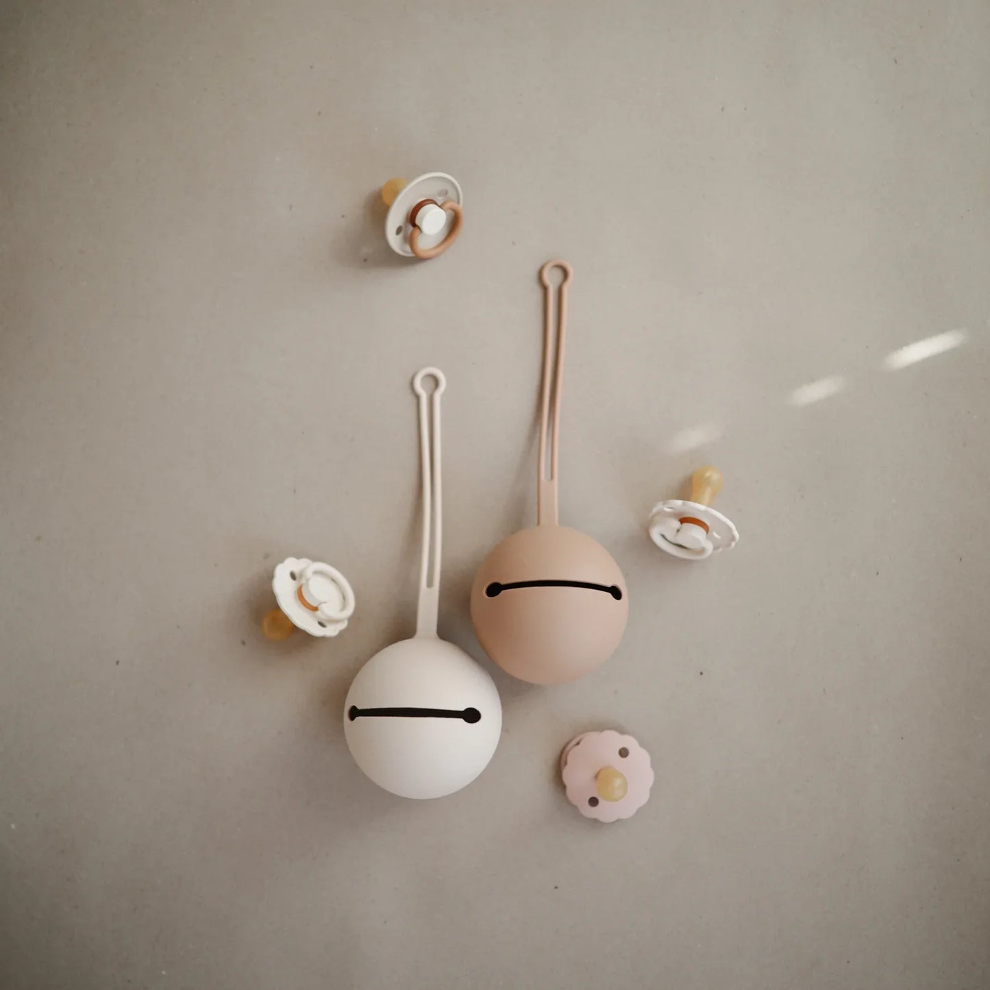 おしゃぶりケース おしゃぶりホルダー おしゃぶり ケース おしゃれ 北欧 ベビー シリコンケース お出かけ おもちゃストラップ 出産祝い 男の子 女の子 誕生日 プレゼント Silicone Pacifier Case 赤ちゃん 子供 乳児 人気 北欧 シリコン 収納 おしゃぶり 人気 ベビー ママ パパ 乳児 便利 ベージュ