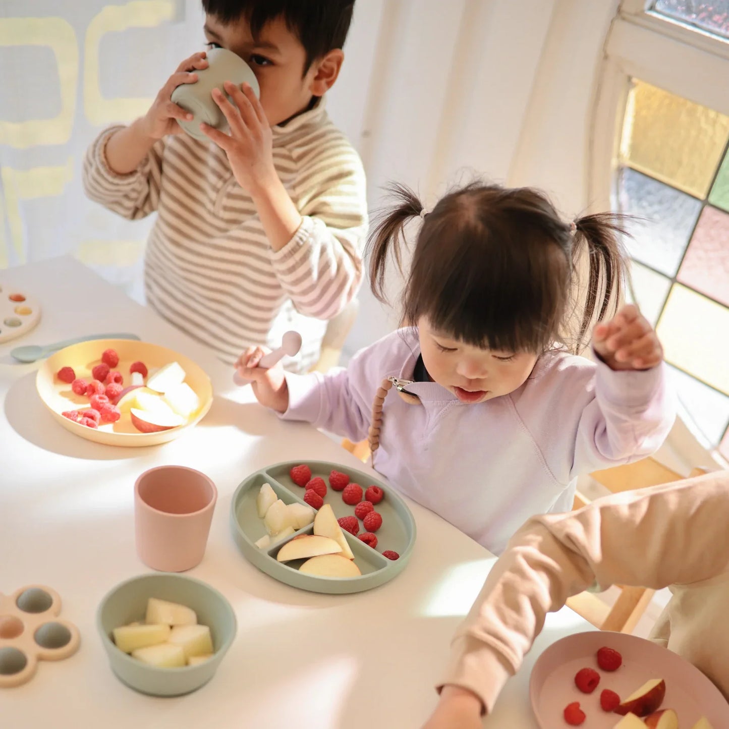 人気 子供 赤ちゃん ベビー ママ パパ 乳児 便利 ブランド おすすめ 北欧【mushie Japan公式】ムシエ 食器 シリコン すくいやすい 吸盤 くすみカラー シリコンプレート ひっくり返らない 電子レンジ 食洗機 離乳食 赤ちゃん 子供 お皿 仕切り おしゃれ 北欧 お食い初め 出産祝い 誕生日 プレゼント Silicone Plate 北欧 おしゃれ 無地 シンプル 可愛い 緑 グリーン