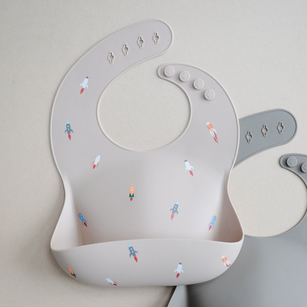 人気 ベビー ママ パパ 乳児 便利 ブランド おすすめ 北欧【mushie Japan公式】ムシエ お食事エプロン シリコン 保育園 シリコンビブ シリコンスタイ スタイ 防水 ベビー エプロン 赤ちゃん 離乳食 食洗機 出産祝い 男の子 女の子 誕生日 プレゼント 北欧 おしゃれ Silicone Bib くすみ 食べこぼし 可愛い おしゃれ 子供 ベビー ご飯 ビブ かっこいい ロケット カラフル グレー