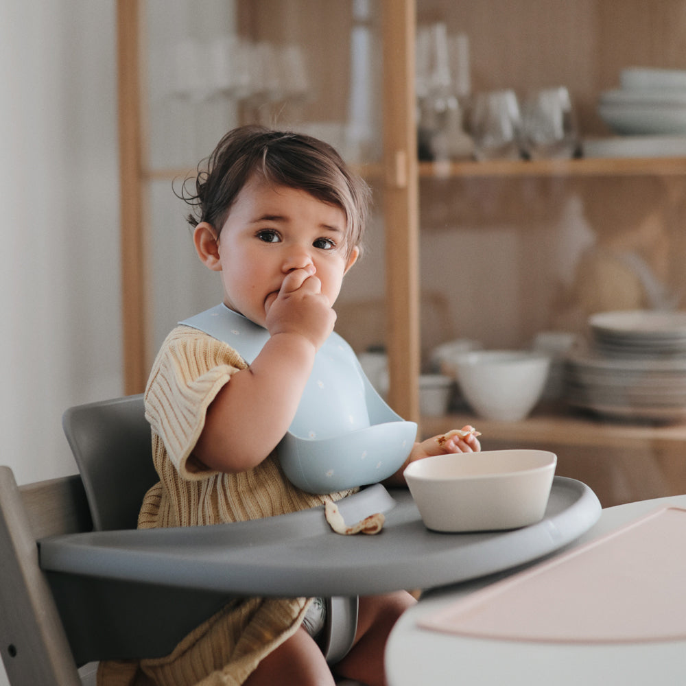 人気 ベビー ママ パパ 乳児 便利 ブランド おすすめ 北欧【mushie Japan公式】ムシエ お食事エプロン シリコン 保育園 シリコンビブ シリコンスタイ スタイ 防水 ベビー エプロン 赤ちゃん 離乳食 食洗機 出産祝い 男の子 女の子 誕生日 プレゼント 北欧 おしゃれ Silicone Bib くすみ 食べこぼし 可愛い おしゃれ 子供 ベビー ご飯 ビブ デイジー 水色 お花