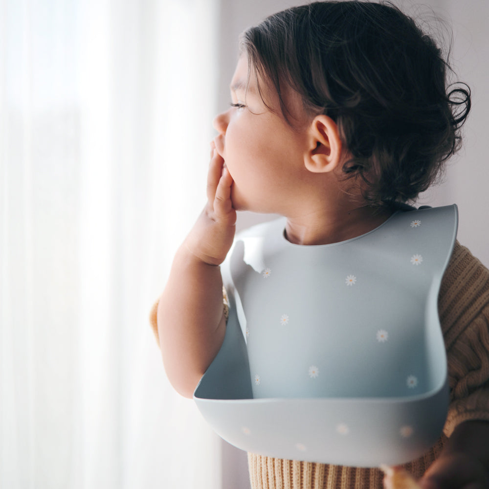 人気 ベビー ママ パパ 乳児 便利 ブランド おすすめ 北欧【mushie Japan公式】ムシエ お食事エプロン シリコン 保育園 シリコンビブ シリコンスタイ スタイ 防水 ベビー エプロン 赤ちゃん 離乳食 食洗機 出産祝い 男の子 女の子 誕生日 プレゼント 北欧 おしゃれ Silicone Bib くすみ 食べこぼし 可愛い おしゃれ 子供 ベビー ご飯 ビブ デイジー 水色 お花