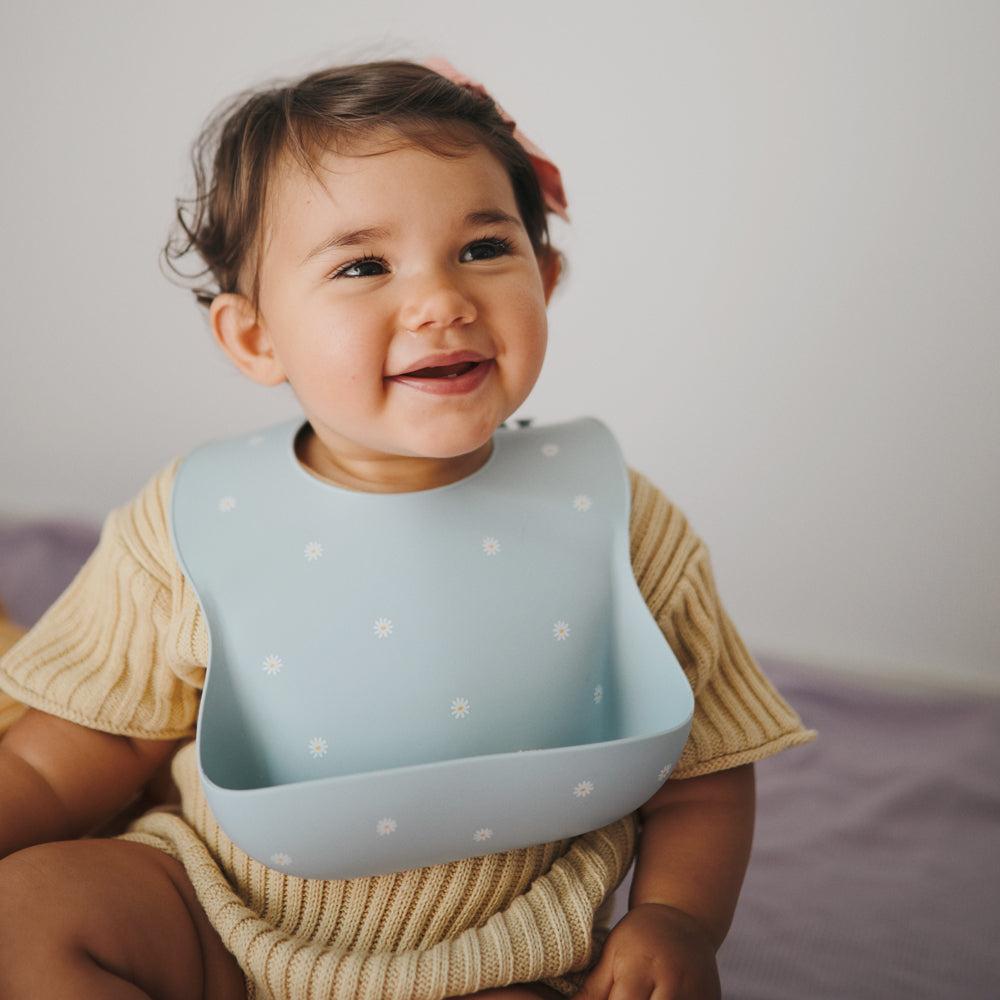 人気 ベビー ママ パパ 乳児 便利 ブランド おすすめ 北欧【mushie Japan公式】ムシエ お食事エプロン シリコン 保育園 シリコンビブ シリコンスタイ スタイ 防水 ベビー エプロン 赤ちゃん 離乳食 食洗機 出産祝い 男の子 女の子 誕生日 プレゼント 北欧 おしゃれ Silicone Bib くすみ 食べこぼし 可愛い おしゃれ 子供 ベビー ご飯 ビブ デイジー 水色 お花