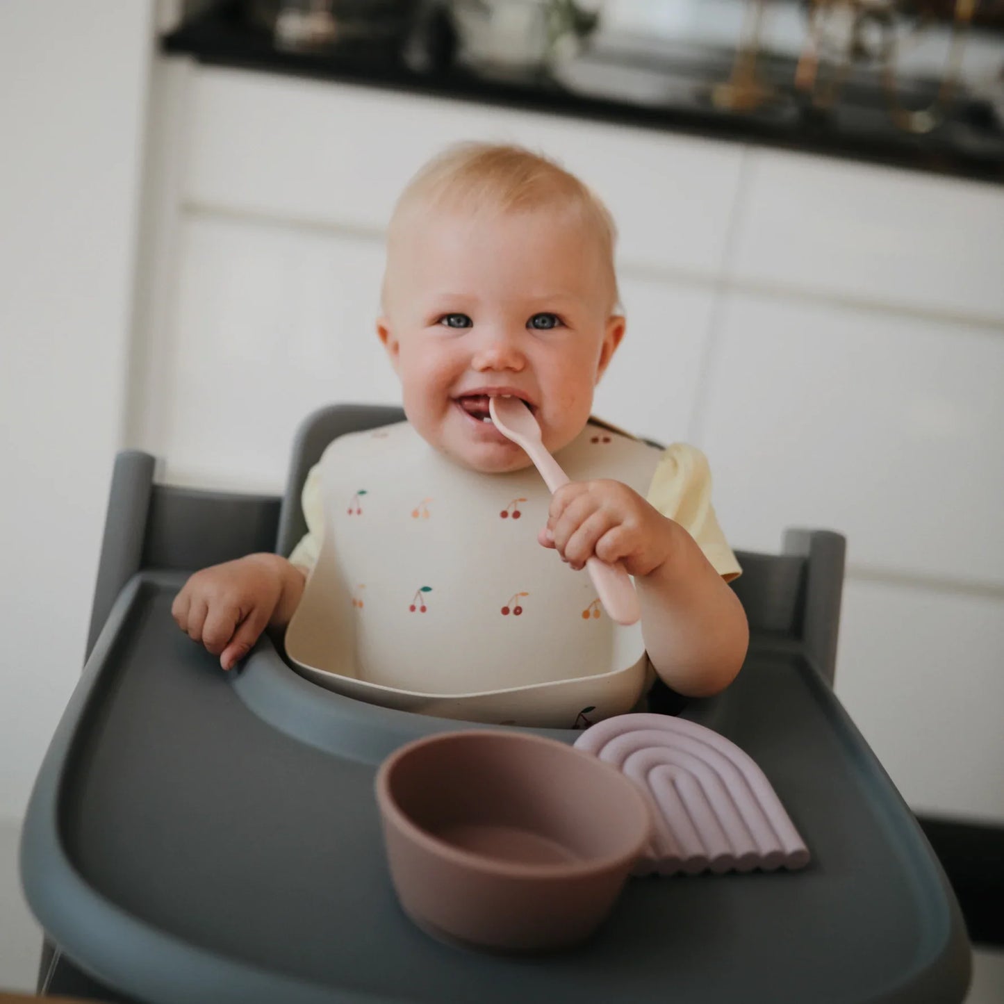 人気 ベビー ママ パパ 乳児 便利 ブランド おすすめ 北欧【mushie Japan公式】ムシエ お食事エプロン シリコン 保育園 シリコンビブ シリコンスタイ スタイ 防水 ベビー エプロン 赤ちゃん 離乳食 食洗機 出産祝い 男の子 女の子 誕生日 プレゼント 北欧 おしゃれ Silicone Bib くすみ 食べこぼし 可愛い おしゃれ 子供 ベビー ご飯 ビブ さくらんぼ チェリー フルーツ 白 ベージュ