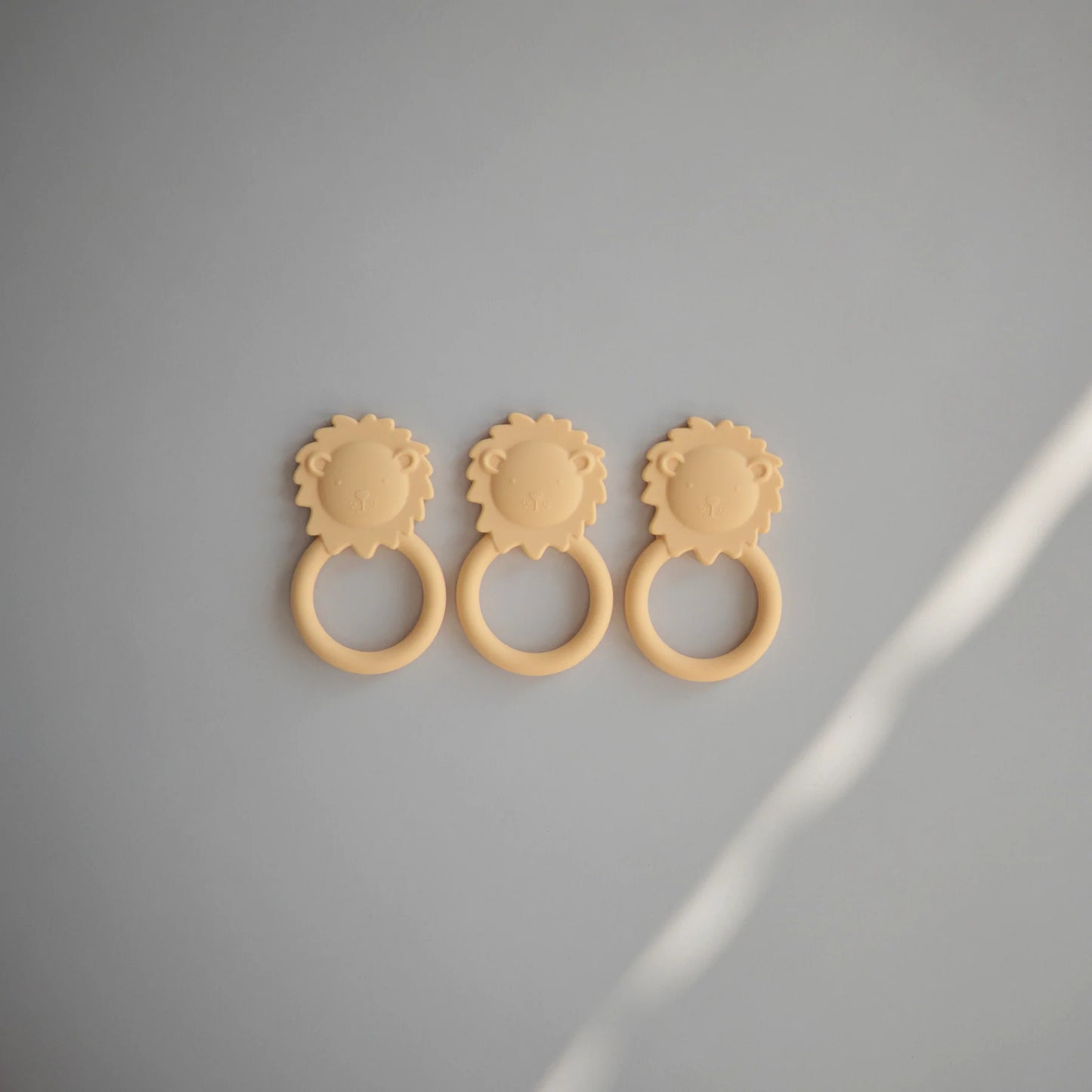 人気 子供 赤ちゃん ベビー ママ パパ  乳児 便利 ブランド おすすめ 北欧 無地 シンプル【mushie Japan公式】ムシエ 歯固め シリコン 歯がため はがため かわいい おしゃれ ベビートイ おもちゃ 知育玩具 知育おもちゃ 男の子 女の子 赤ちゃん 子供 北欧 0歳 3ヶ月 出産祝い 誕生日 プレゼント Animal Teether ライオン 動物 アニマル 黄色  可愛い リング