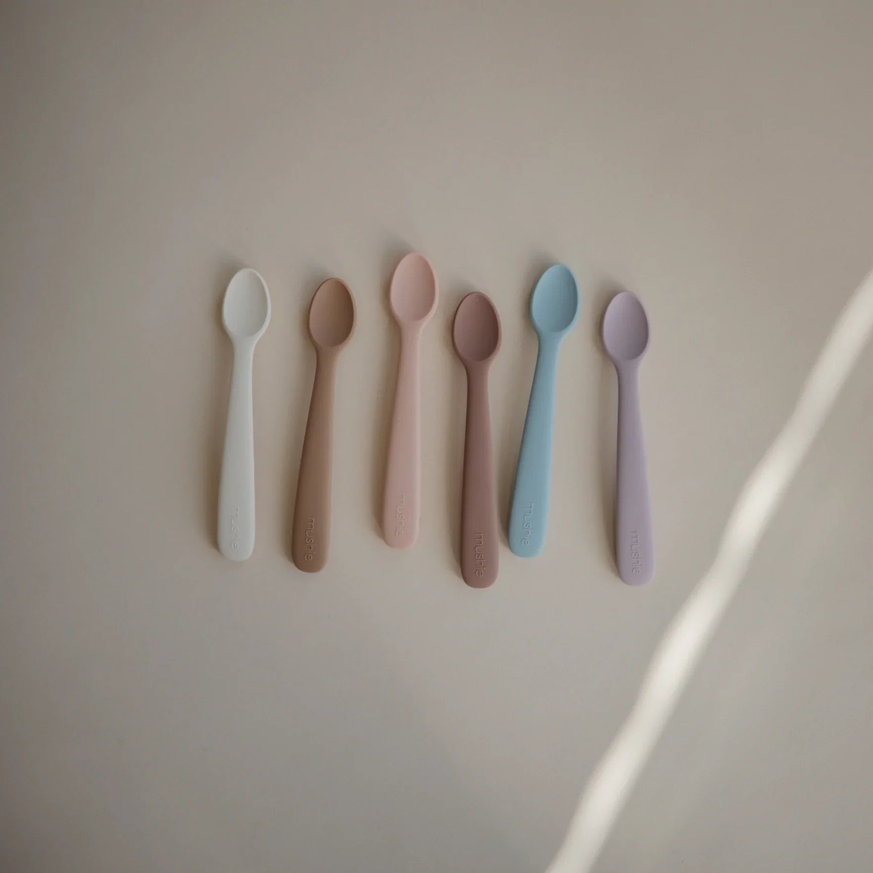 人気 ベビー ママ パパ  乳児 便利 ブランド おすすめ 北欧【mushie Japan公式】ムシエ スプーン シリコン かわいい おしゃれ 男の子 女の子 赤ちゃん ベビー 離乳食 食器 食洗機可 2本セット ベビー 食器 出産祝い ギフト プレゼント Silicone Feeding Spoons 2-Pack くすみ ベージュ アイボリー 緑 グリーン 水色 青 ブルー 白 紫