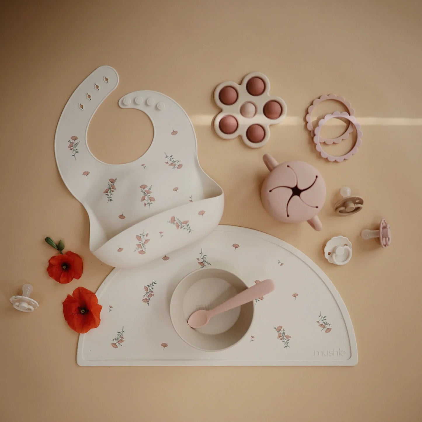 人気 ベビー ママ パパ 乳児 便利 ブランド おすすめ 北欧【mushie Japan公式】ムシエ スプーン シリコン かわいい おしゃれ 男の子 女の子 赤ちゃん ベビー 離乳食 食器 食洗機可 2本セット ベビー 食器 出産祝い ギフト プレゼント Silicone Feeding Spoons 2-Pack くすみ ピンク 無地 シンプル 白 ベージュ アイボリー