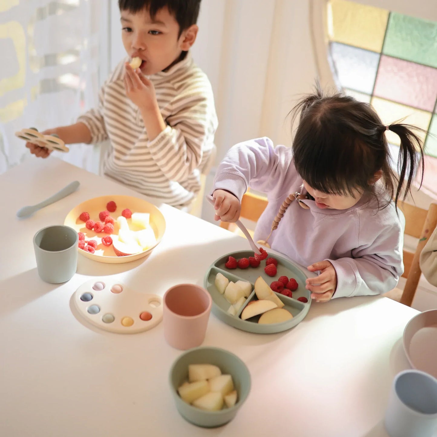 人気　ベビー　ママ　パパ　 乳児　便利　ブランド　おすすめ　北欧【mushie Japan公式】ムシエ スプーン シリコン かわいい おしゃれ 男の子 女の子 赤ちゃん ベビー 離乳食 食器 食洗機可 2本セット ベビー 食器 出産祝い ギフト プレゼント Silicone Feeding Spoons 2-Pack くすみ　ピンク　白　無地　シンプル ベージュ　アイボリー
