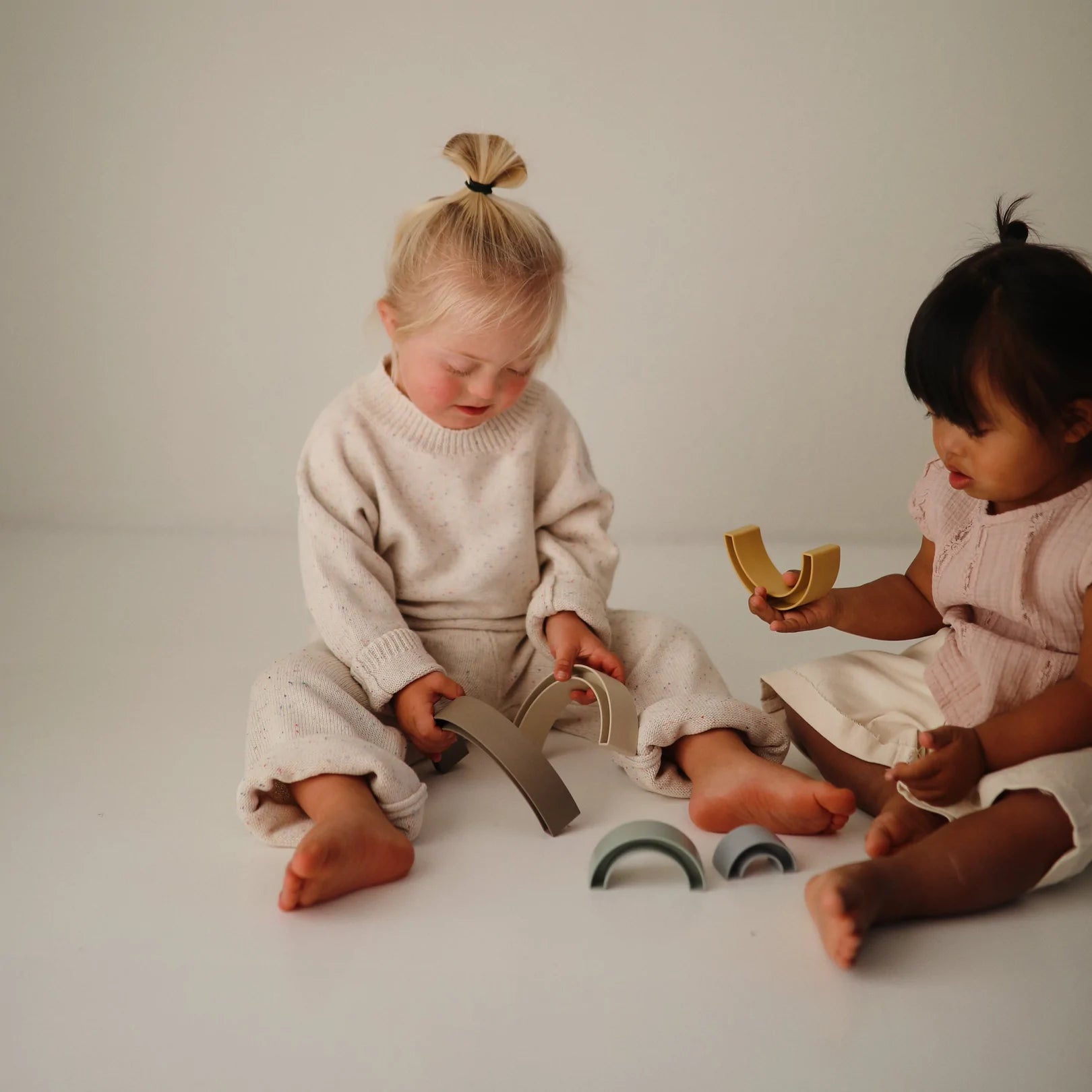 【mushie Japan公式】ムシエ レインボー スタッキングトイ スタッキング おもちゃ 知育玩具 知育おもちゃ 男の子 女の子 子ども 子供 虹 ブロック 積み木 つみき 北欧 0歳 1歳 2歳 3歳 誕生日 プレゼント 出産祝い Rainbow Stacker Toy　