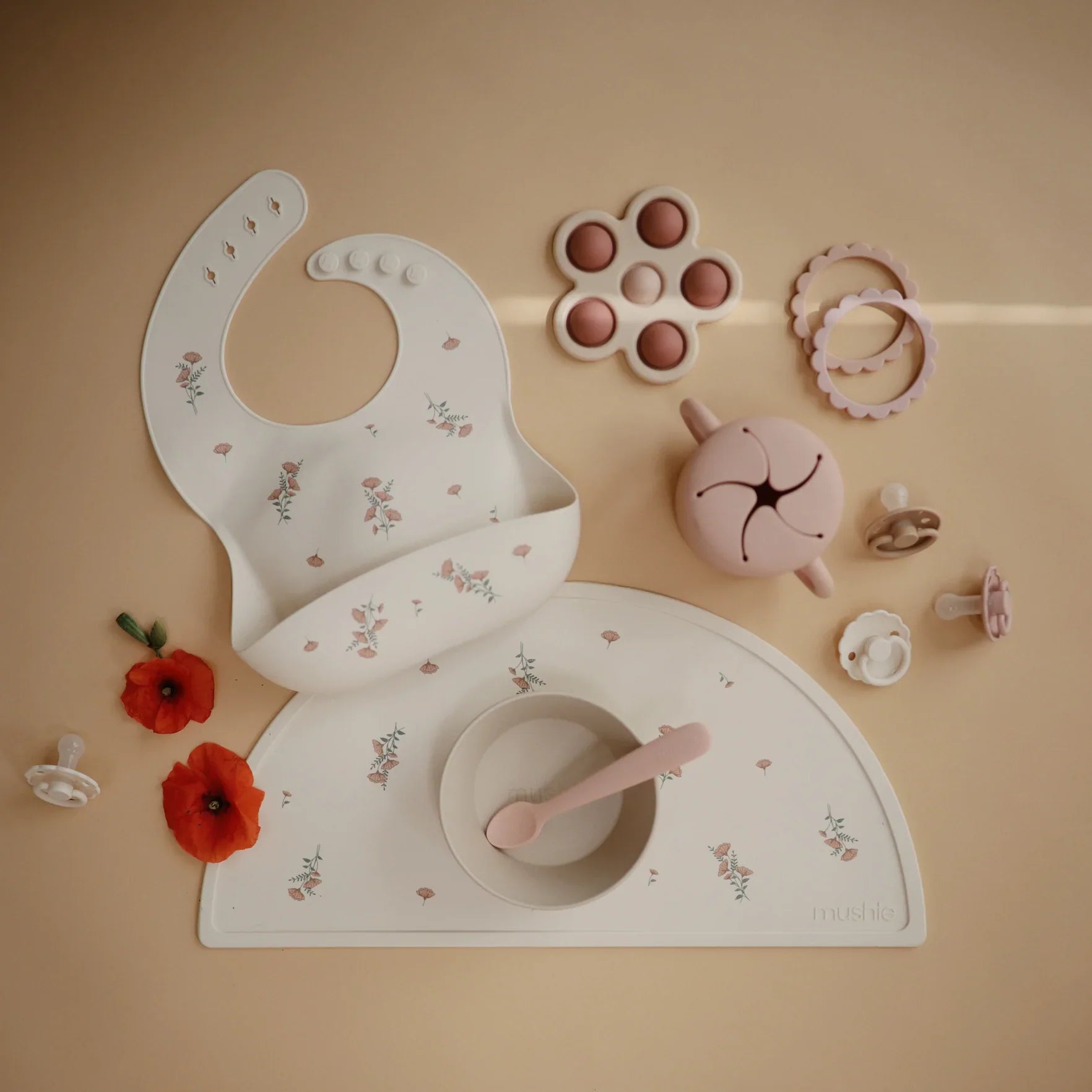 人気　ベビー　ママ　パパ　 乳児　便利　ブランド　おすすめ　北欧【mushie Japan公式】ムシエ スプーン シリコン かわいい おしゃれ 男の子 女の子 赤ちゃん ベビー 離乳食 食器 食洗機可 2本セット ベビー 食器 出産祝い ギフト プレゼント Silicone Feeding Spoons 2-Pack くすみ　ピンク　無地　シンプル 白　ベージュ　アイボリー